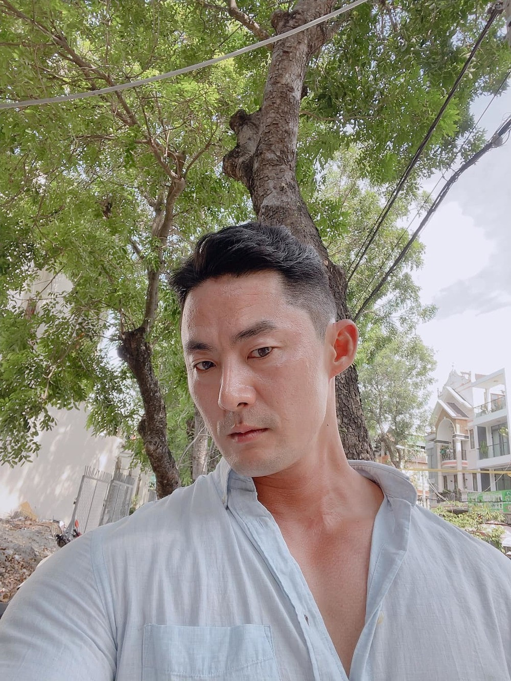 Bên cạnh đó, dân tình vẫn trầm trồ không ngớt trước hình hình ảnh chàng “Mai An Tiêm” cơ bắp cuồn cuộn, điển trai làm sáng bừng cả một góc phố Sài Gòn.