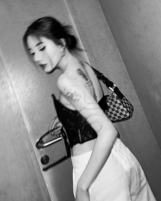 Ngoài ra, nhiều người còn biết đến Linh Ngọc Đàm như một ‘"huyên gia tư vấn tình cảm", bởi sau những thất bại trong chuyện tình cảm của mình, nàng streamer xinh đẹp lại có những chuyên mục để tâm sự và trò chuyện cùng các fan của mình.