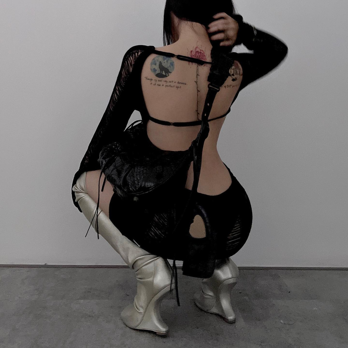 Với thần thái của một người mẫu, thêm vào đó là body gợi cảm, vòng eo con kiến, bộ ảnh này của Linh Ngọc Đàm hoàn toàn chiếm được cảm tình của cộng đồng mạng.