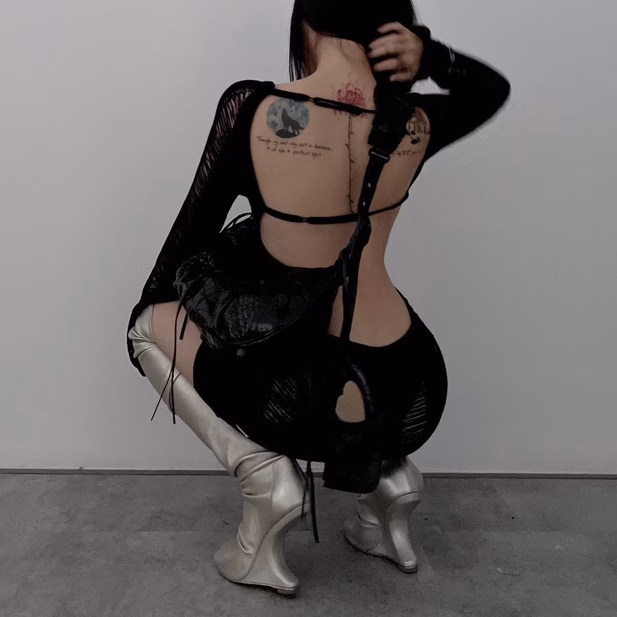 Với thần thái của một người mẫu, thêm vào đó là body gợi cảm, vòng eo con kiến, bộ ảnh này của Linh Ngọc Đàm hoàn toàn chiếm được cảm tình của cộng đồng mạng.