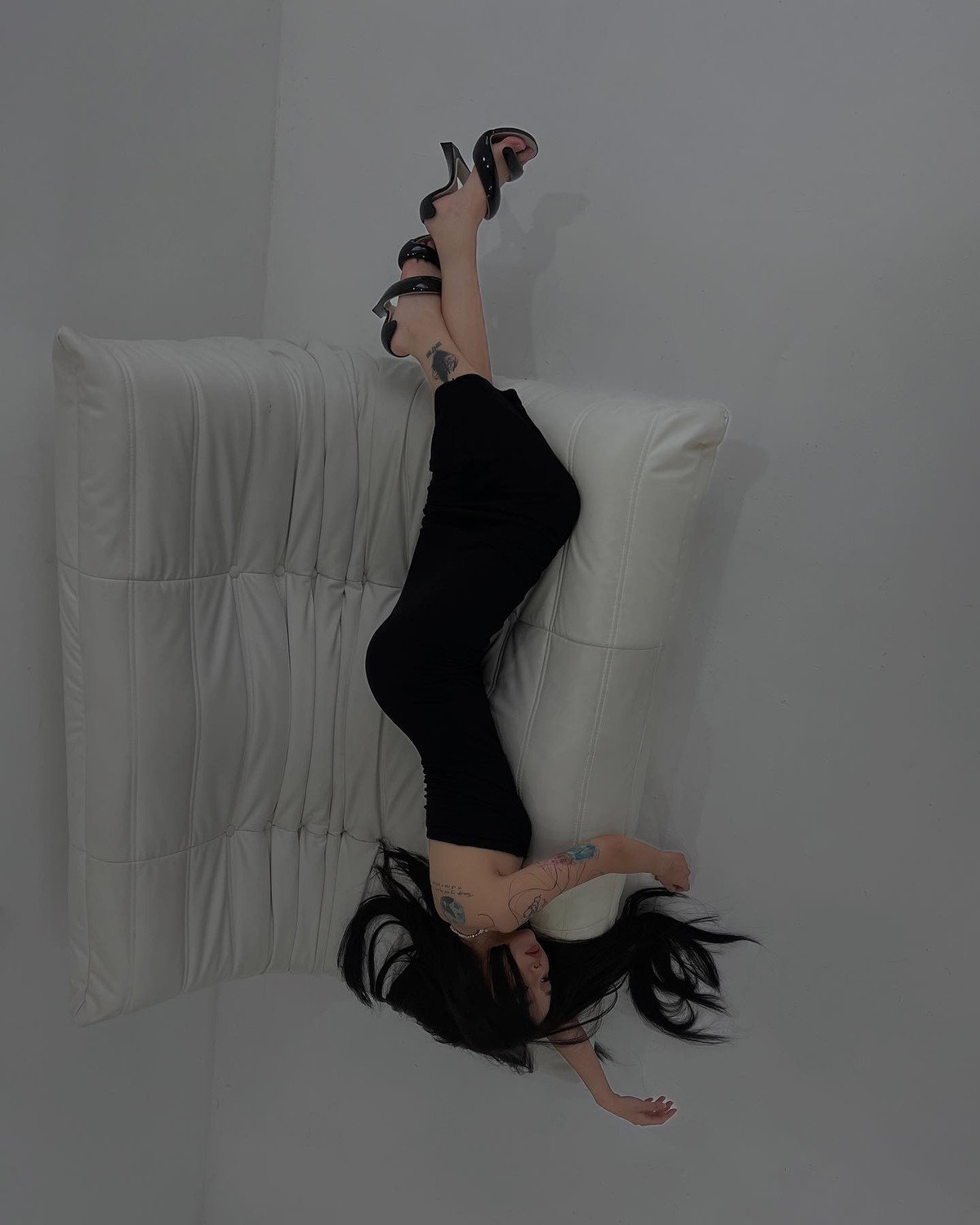 Những bức ảnh của Linh Ngọc Đàm thường nhận được vô số lời khen của cộng đồng mạng bởi thần thái và phong cách cá tính của cô.