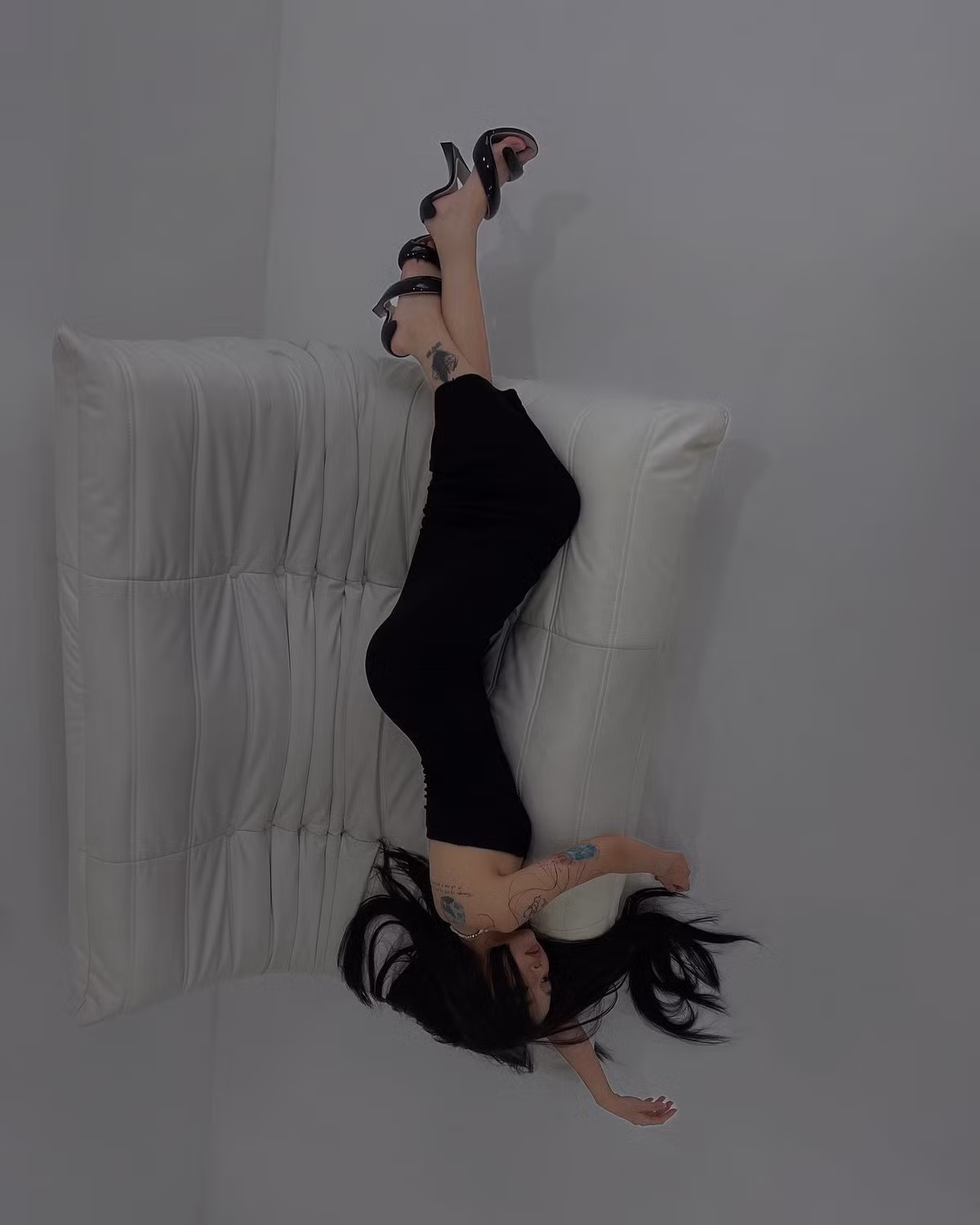 Những bức ảnh của Linh Ngọc Đàm thường nhận được vô số lời khen của cộng đồng mạng bởi thần thái và phong cách cá tính của cô.