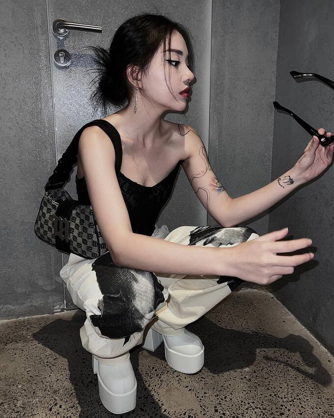 Không chỉ nổi tiếng bởi những câu chuyện tình cảm ‘phong phú’ của mình, từ tình cảm đồng giới, đến những mối quan hệ với những thiếu gia, đại gia, "Đàm Tổng" còn nổi tiếng bởi sở hữu gương mặt xinh đẹp và gu thời trang cực kì "chất".