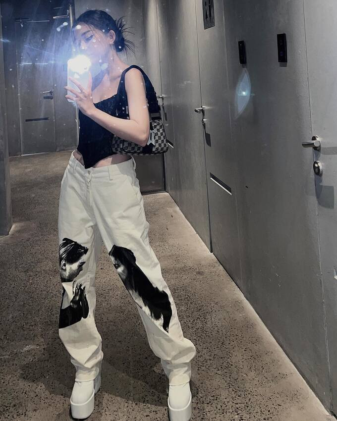 Trên trang cá nhân của Linh Ngọc Đàm, nữ streamer thường xuyên đăng tải những bức ảnh vô cùng thu hút đi cùng với những phong cách khác nhau.