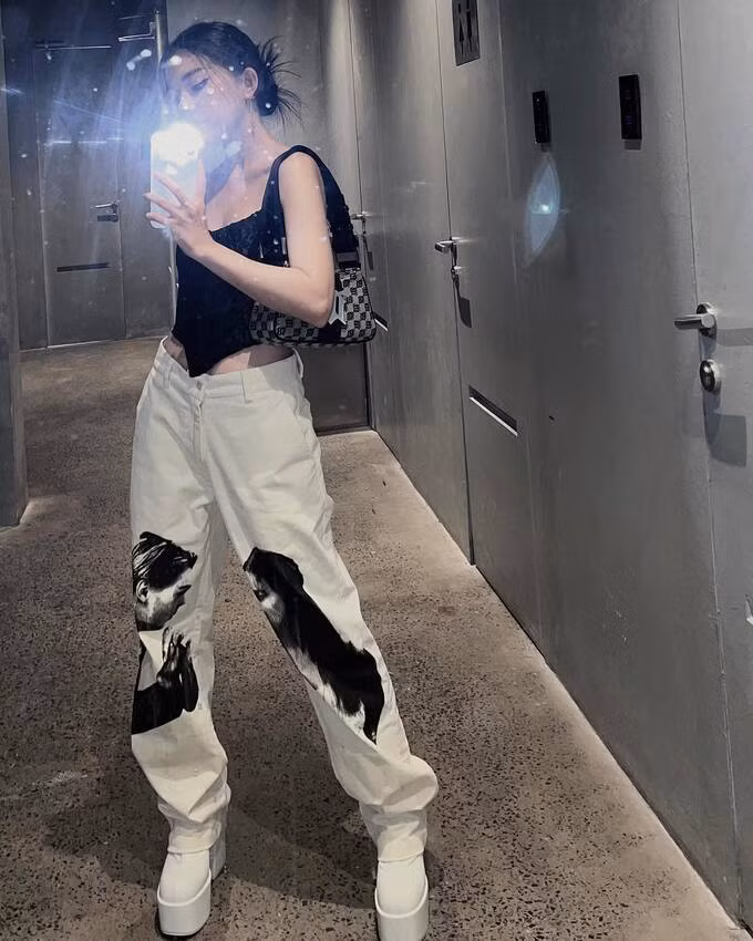 Trên trang cá nhân của Linh Ngọc Đàm, nữ streamer thường xuyên đăng tải những bức ảnh vô cùng thu hút đi cùng với những phong cách khác nhau.