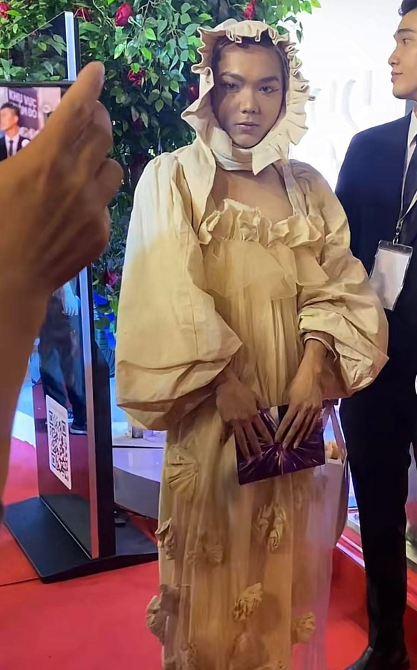 Không chỉ vậy, Phạm Thoại còn gây ấn tượng với phong cách trang điểm “nổi bần bật”, chẳng kém bộ trang phục anh đang mặc là bao.