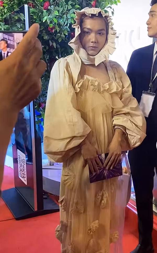 Không chỉ vậy, Phạm Thoại còn gây ấn tượng với phong cách trang điểm “nổi bần bật”, chẳng kém bộ trang phục anh đang mặc là bao.