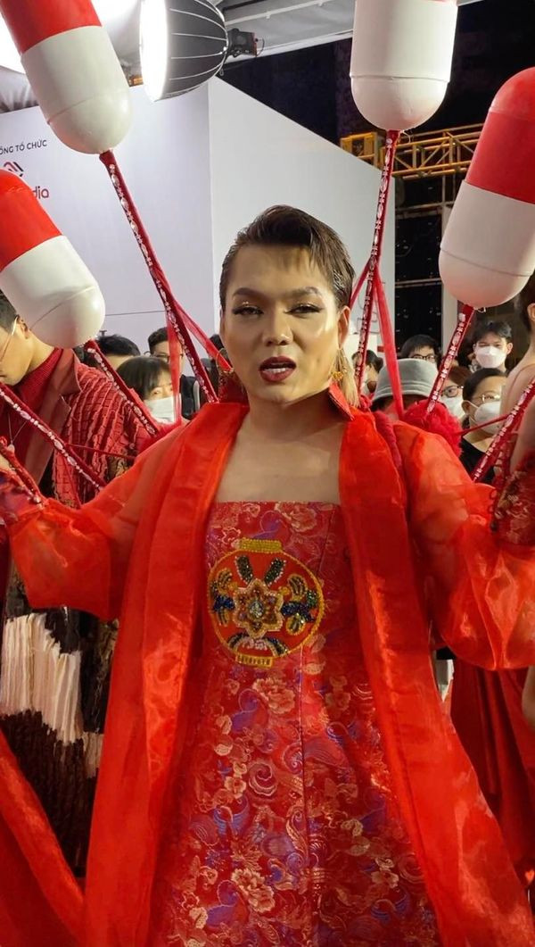 Hot TikToker nổi bật trên thảm đỏ với nguyên một “cây” đỏ. Không chỉ vậy, trang phục còn được tạo điểm nhấn bởi những viên thuốc khổng lồ phía sau lưng.