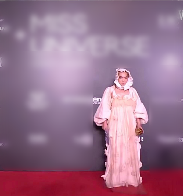 Đôi mắt được Phạm Thoại nhấn nhá cực kỳ nổi bật, hàng lông mi được gắn dài, cong vút, đôi môi được hot TikToker nhấn nhá bằng gam màu đỏ đậm, “tông-xoẹt-tông” với bộ trang phục.