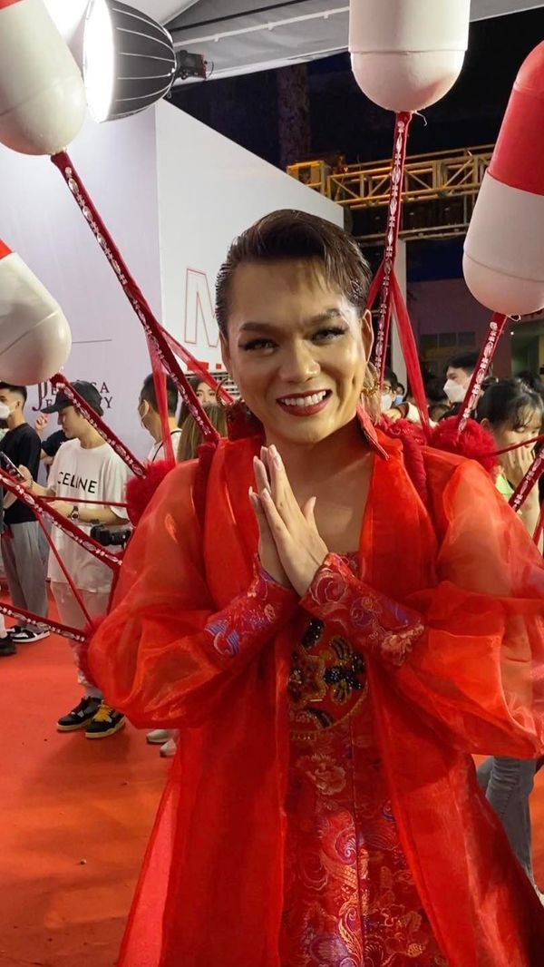 Mới đây nhất, tại thảm đỏ chung kết Miss Fitness Vietnam - Hoa Hậu Thể Thao Việt Nam 2022 đêm 31/7, Phạm Thoại tiếp tục khoác lên mình bộ trang phục lấy tên "trinh nữ hoàng cung" có phần hơi “ô dề”, quyết tâm chiếm trọn spotlight giữa dàn người đẹp.