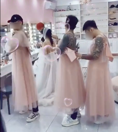Tuy nhiên, vì nhiều hoàn cảnh mà dàn phù dâu phải thay đổi giới tính. Điển hình như mới đây, một nickname đã đăng tải lên MXH hậu trường của một đám cưới mà đội hình đứng cùng cô dâu gây chú ý lớn.
