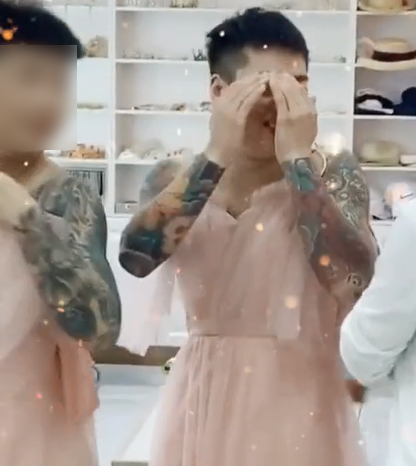 Cụ thể, trong bức ảnh được đăng tải, dàn phù dâu đám cưới khá đặc biệt. Thay vì là con gái như thường lệ thì lại là những anh con trai với hình xăm kín người, diện váy hồng đang trong trạng thái chuẩn bị trang điểm.