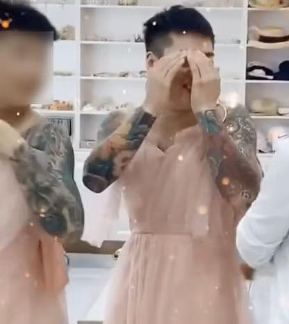 Cụ thể, trong bức ảnh được đăng tải, dàn phù dâu đám cưới khá đặc biệt. Thay vì là con gái như thường lệ thì lại là những anh con trai với hình xăm kín người, diện váy hồng đang trong trạng thái chuẩn bị trang điểm.