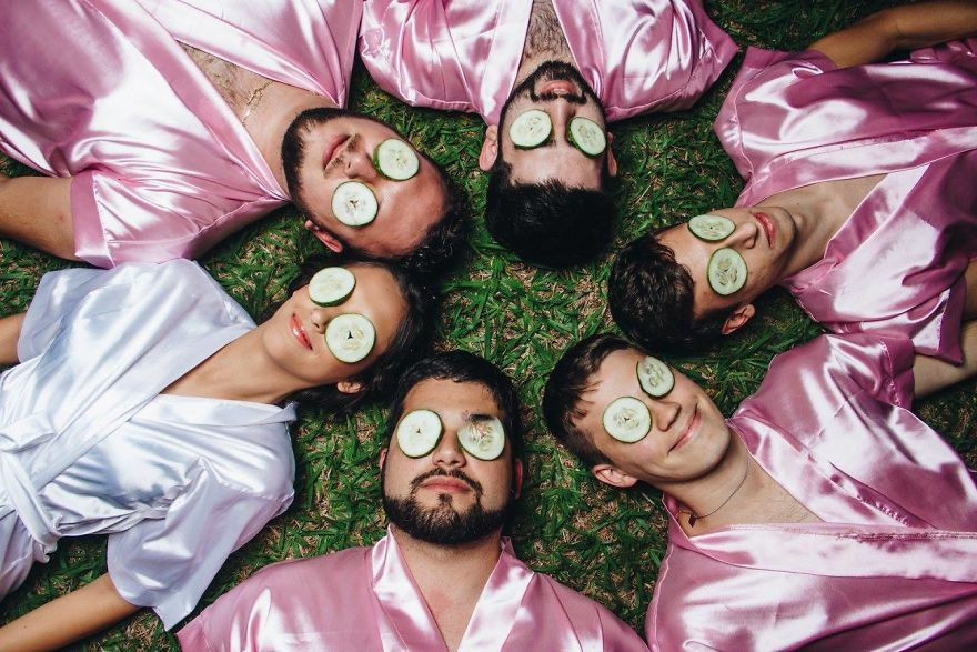 Ngoài thích thú vì quá đặc biệt, một số thành viên để lại bình luận với ý chúc mừng cô dâu khi có hội bạn thân "chất lượng".