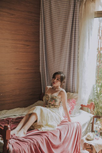 Cụ thể, hot girl gốc Nghệ An đáp trả: "Ngoài tri thức - tâm hồn là nét đẹp số 1, thì cơ thể người phụ nữ là điều họ cảm thấy tự hào nhất mà! Ở tuổi 9x như mình, thật muốn đăng nhiều hình để ngắm, vì tuổi xuân đã qua, không lấy lại được thì có sự nuối tiếc lắm mọi người ạ!".