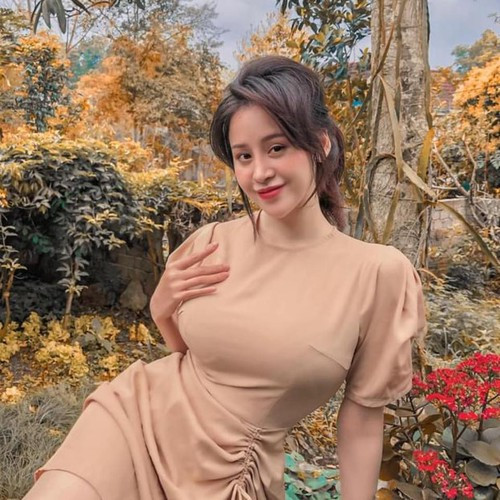 Bà Tưng tên thật là Lê Thị Huyền Anh, cô sinh năm 1993.