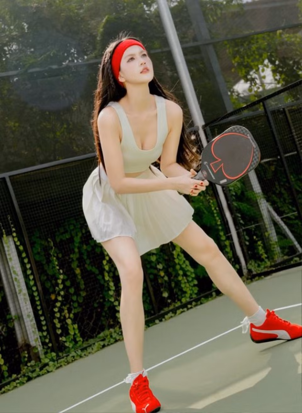 Đa phần, các thiết kế mà Ngọc Trinh ưa chuộng thường là áo crop top bó sát, quần short ngắn cũn hoặc legging ôm sát, khoe triệt để vòng eo con kiến và đường cong cơ thể hoàn hảo.