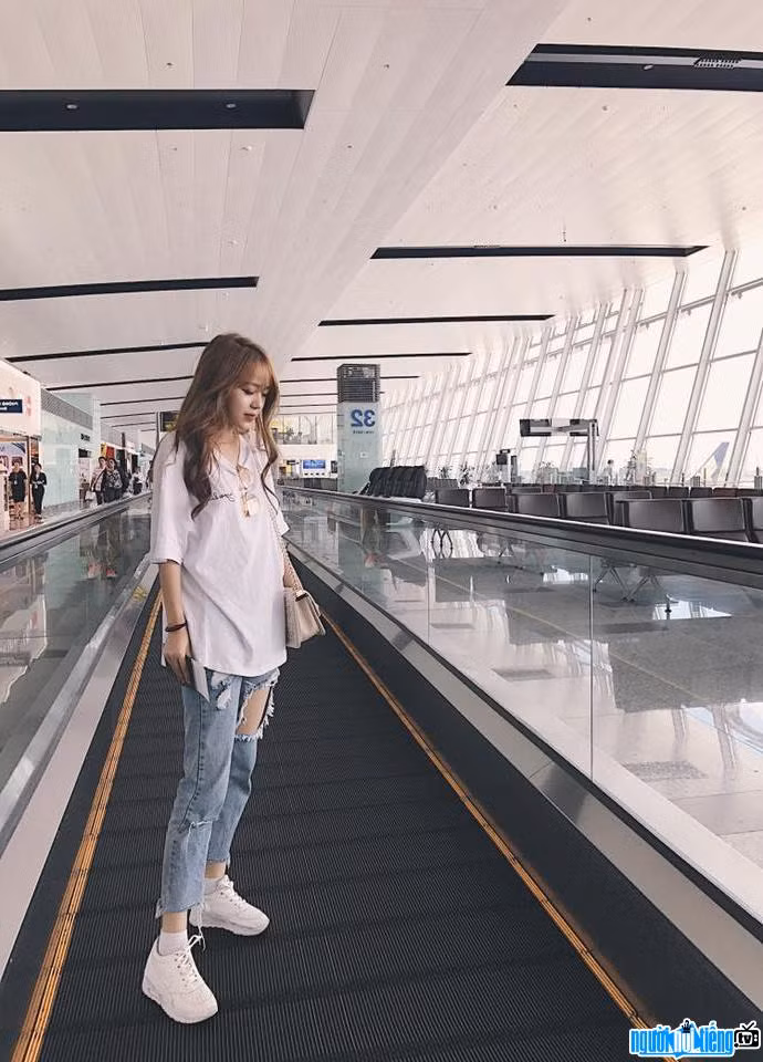 Hình ảnh cô dâu Tú Boo lộng lẫy trong chiếc váy cưới khiến dân tình thả tim rần rần và rất mong chờ một đám cưới lung linh như cổ tích.