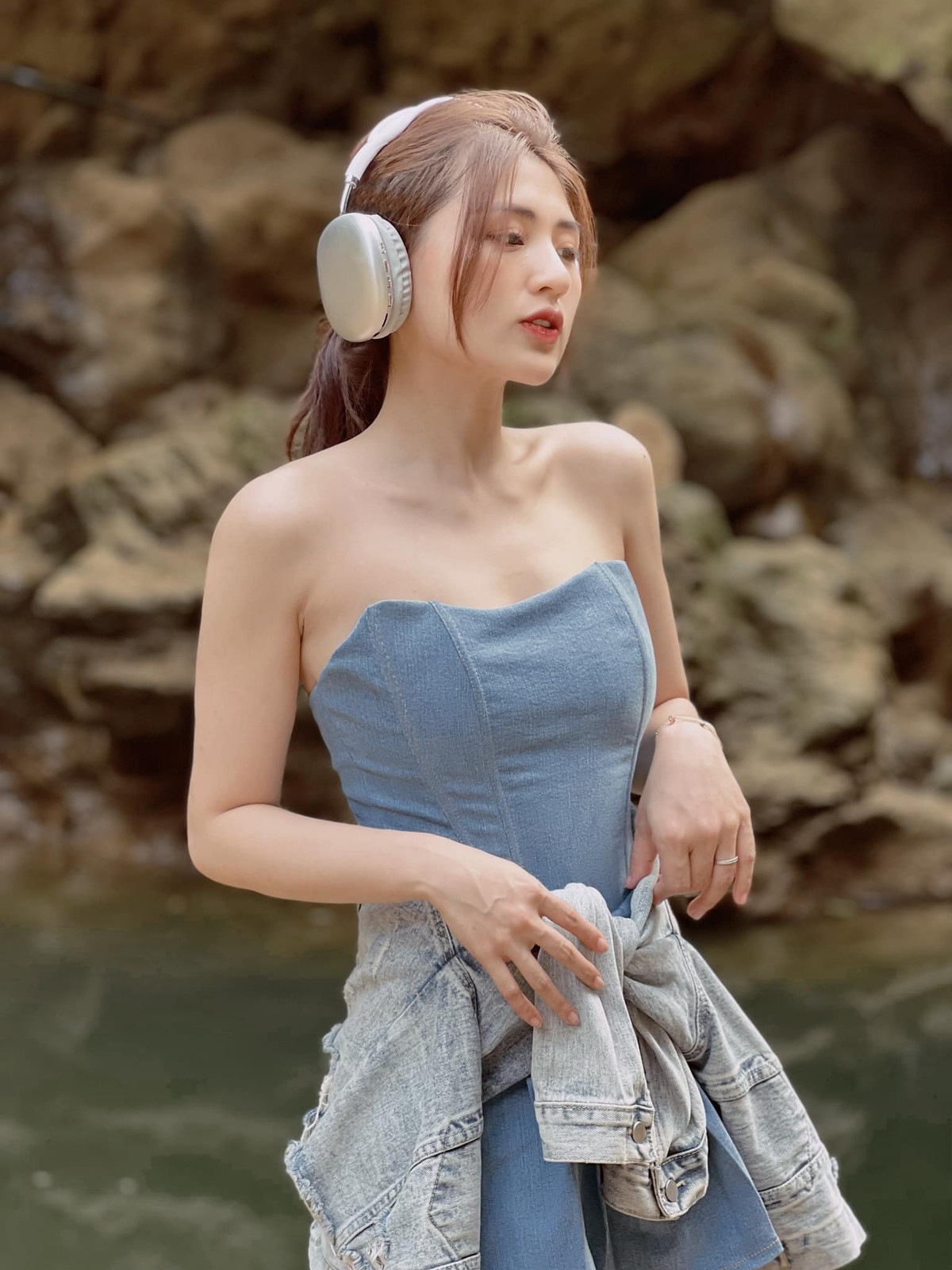 Huyền Trang đã gắn bó với công việc MC được 7 năm. Cô chia sẻ, những người thân trong gia đình là sức mạnh giúp cô an tâm hoàn thành tốt công việc.