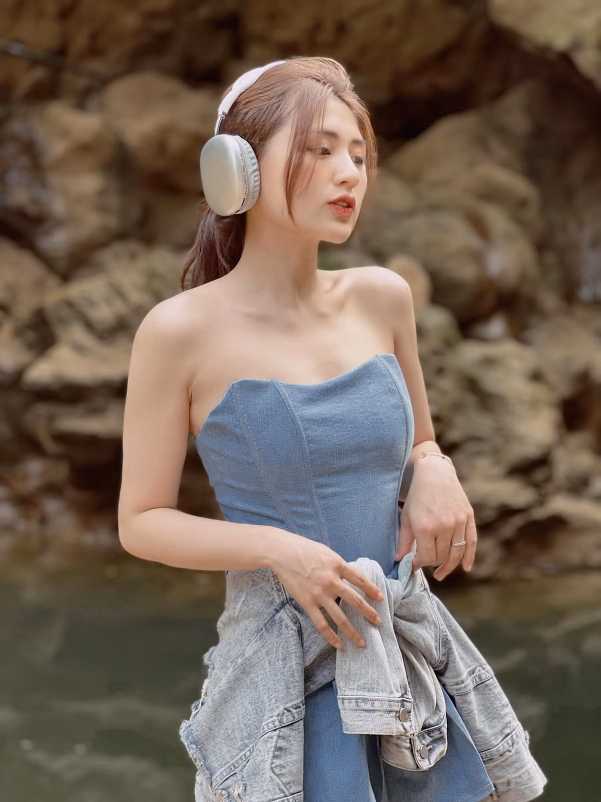 Huyền Trang đã gắn bó với công việc MC được 7 năm. Cô chia sẻ, những người thân trong gia đình là sức mạnh giúp cô an tâm hoàn thành tốt công việc.