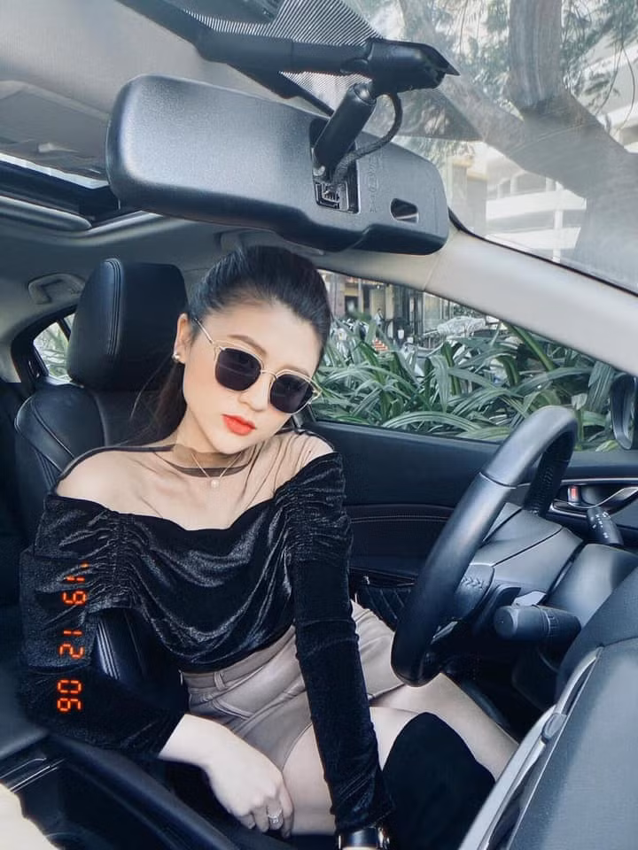 Là 1 BTV thể thao nên mình được tiếp cận tới rất nhiều môn thể thao, và các bài tập vận động, từ đó mình chọn ra cho mình hình thức tập luyện phù hợp nhất. Hiện tại mình đang theo gym, và cảm thấy rất tốt. Vừa đẹp dáng mà lại duy trì được sức khoẻ. Chắc với các mẹ thì bộ phận khó giảm nhất là bụng, nên việc vận động và duy trì ăn uống đúng cách - điều độ chắc chắn sẽ giúp các mẹ giữ được vóc dáng thuở còn son thôi". Nữ MC thể thao cho biết thêm.