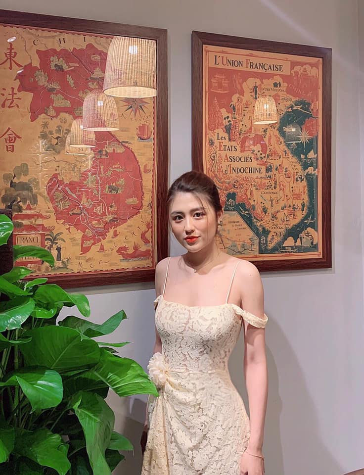 Khác với hình ảnh chín chắn, chững chạc khi dẫn sóng. Ở ngoài đời, cô có gu ăn mặc trẻ trung, đa dạng.