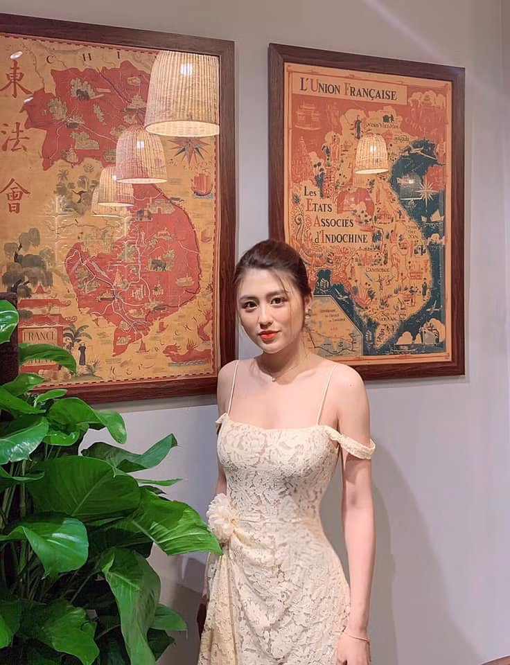 Khác với hình ảnh chín chắn, chững chạc khi dẫn sóng. Ở ngoài đời, cô có gu ăn mặc trẻ trung, đa dạng.