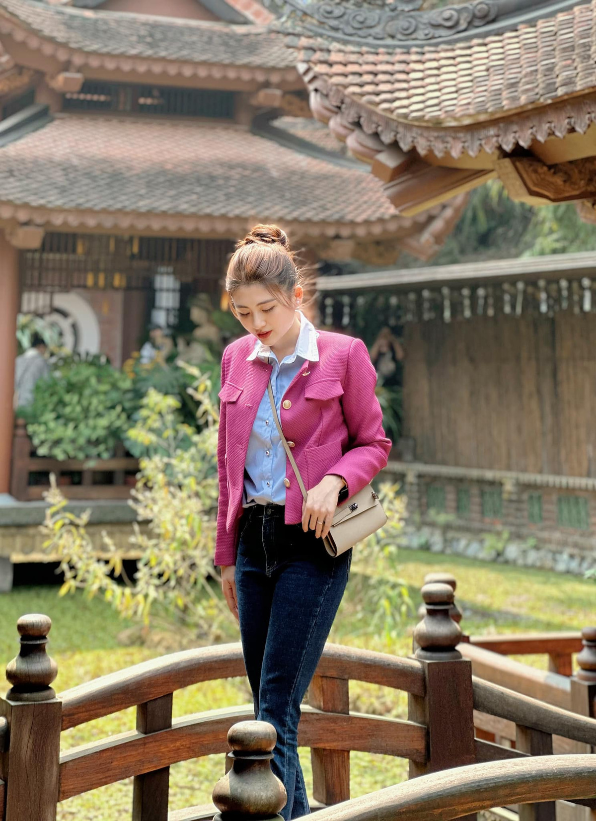 Được nhận xét có vẻ ngoài trẻ trung, đặc biệt là khuôn mặt bầu bĩnh, dễ thương nhưng ít ai ngờ Huyền Trang đã làm mẹ của một bé trai gần 3 tuổi.