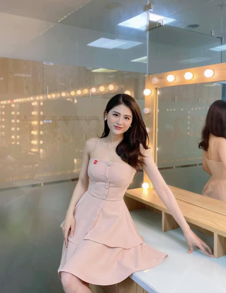 Huyền Trang tiết lộ: "Để nói về việc giữ dáng sau sinh, thực sự mình may mắn là người về form cũ tương đối nhanh. Mình vẫn áp dụng việc ăn uống đầy đủ vì cần chất cho sữa và đủ sức khoẻ còn chăm em bé, hạn chế ăn vặt và ăn đồ ngọt. Ăn thật nhiều hoa quả và rau xanh và đặc biệt mình uống rất nhiều nước...