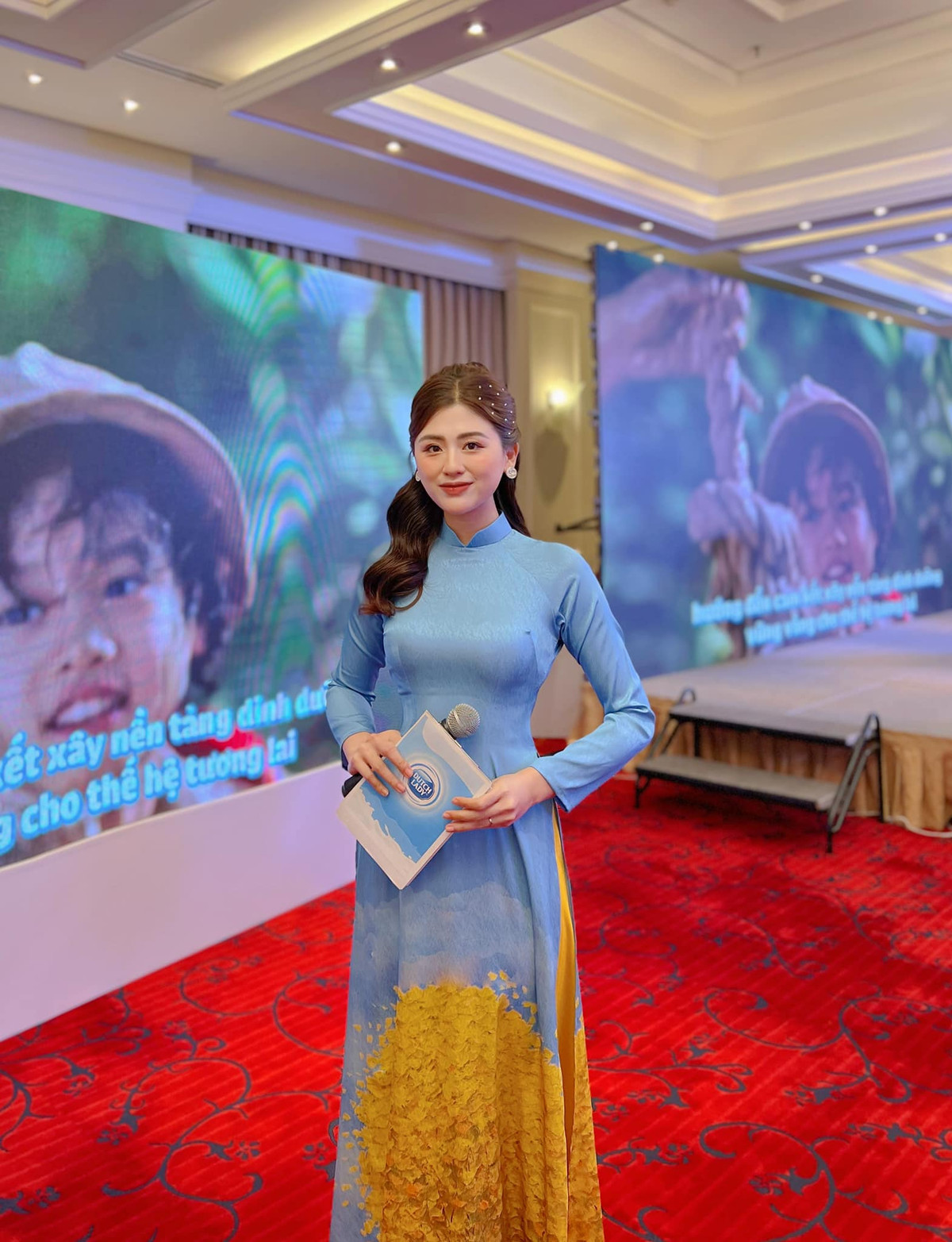 Ở ngoài đời, Huyền Trang gây ấn tượng bởi gương mặt xinh đẹp, ngọt ngào cùng gu ăn vận tôn dáng. Ngoài ra, cô còn được yêu mến nhờ phong cách dẫn dắt tự nhiên, lôi cuốn.