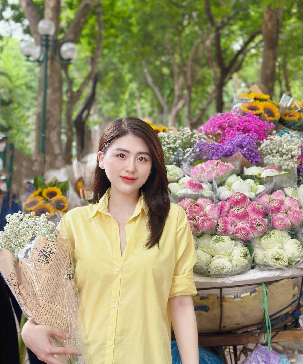 Năm 2016, Huyền Trang là gương mặt hot girl nổi bật khi tham gia chương trình "Đồng hành cùng Euro" trong màu áo của đội tuyển Albania.