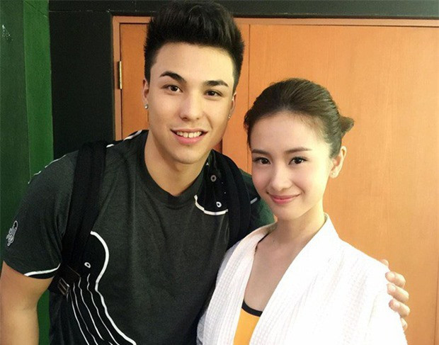 Cụ thể, trang Sanook viết: "Jun Vũ là nữ minh tinh đến từ Việt Nam, xinh đẹp, gợi cảm và quyến rũ và có thể dễ dàng làm rung động trái tim các chàng trai Thái Lan.Gần đây nhất, cô trở lại màn ảnh rộng ở quê nhà với bộ phim "Gái Già Lắm Chiêu 3'" Ngay khi công chiếu bộ phim đã nhận được phản hồi rất tốt...