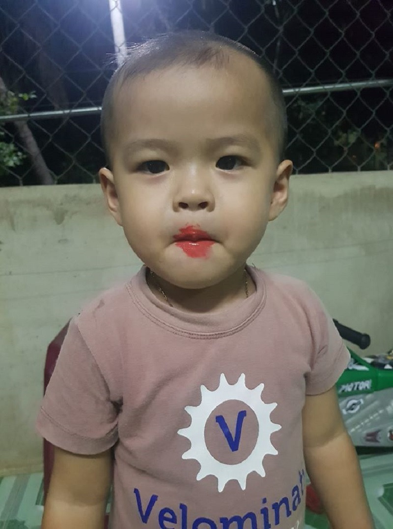 Chỉ là muốn môi đỏ giống mẹ nên nhóc tỳ này đánh chút son làm đỏm dáng.