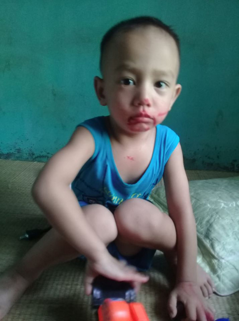 Trẻ con là một tờ giấy trắng và học rất nhanh. Cũng vì thế, những vụ phá hỏng phấn son của mẹ cũng từ đó mà ra và thủ phạm không ai khác đó là những đứa con