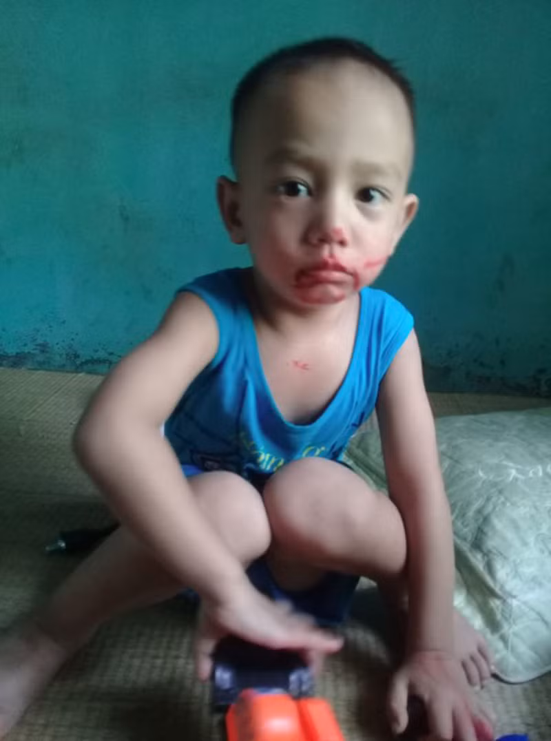 Trẻ con là một tờ giấy trắng và học rất nhanh. Cũng vì thế, những vụ phá hỏng phấn son của mẹ cũng từ đó mà ra và thủ phạm không ai khác đó là những đứa con