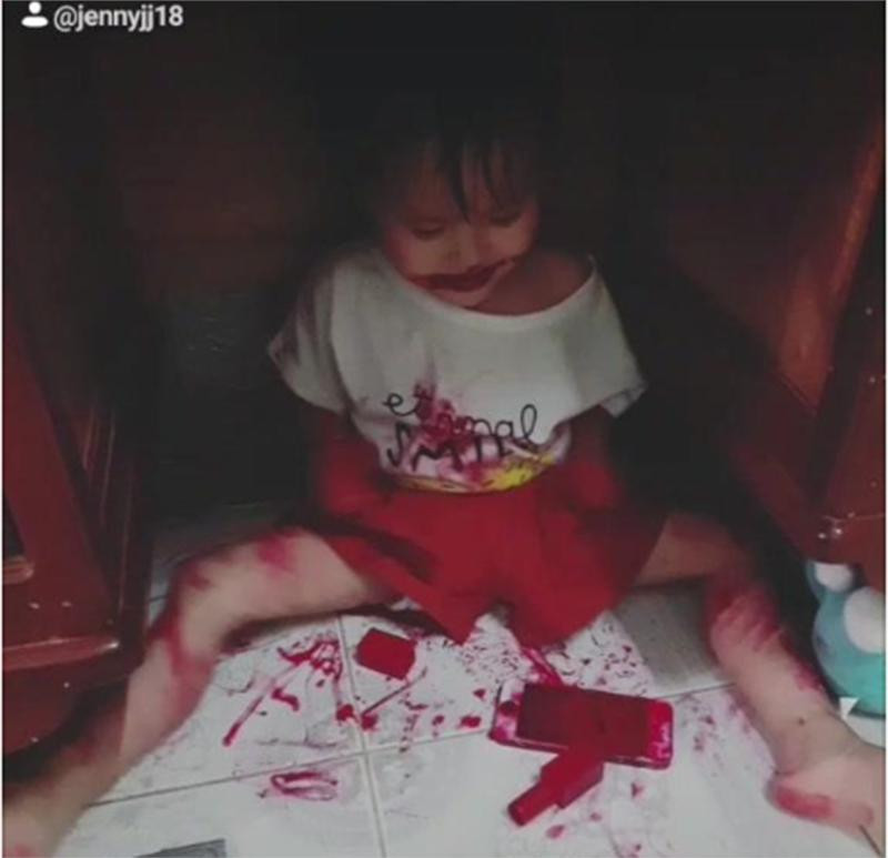 Chỉ thử đánh son giống mẹ nhưng ai ngờ dùng "lố tay" mà rơi vào cảnh "toang thật toang".