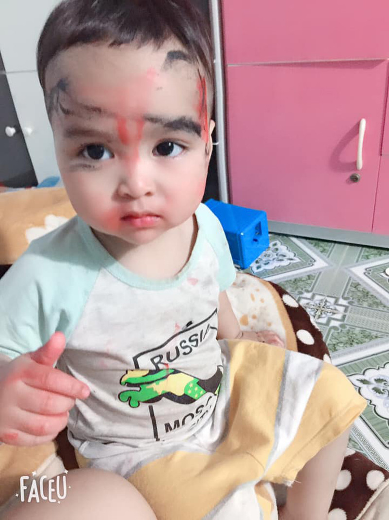 Mới đây, trên MXH các ông bố bà mẹ được dịp khoe những vụ con trẻ bắt chước mẹ dùng phấn son khiến dân tình được phen cười như nắc nẻ.