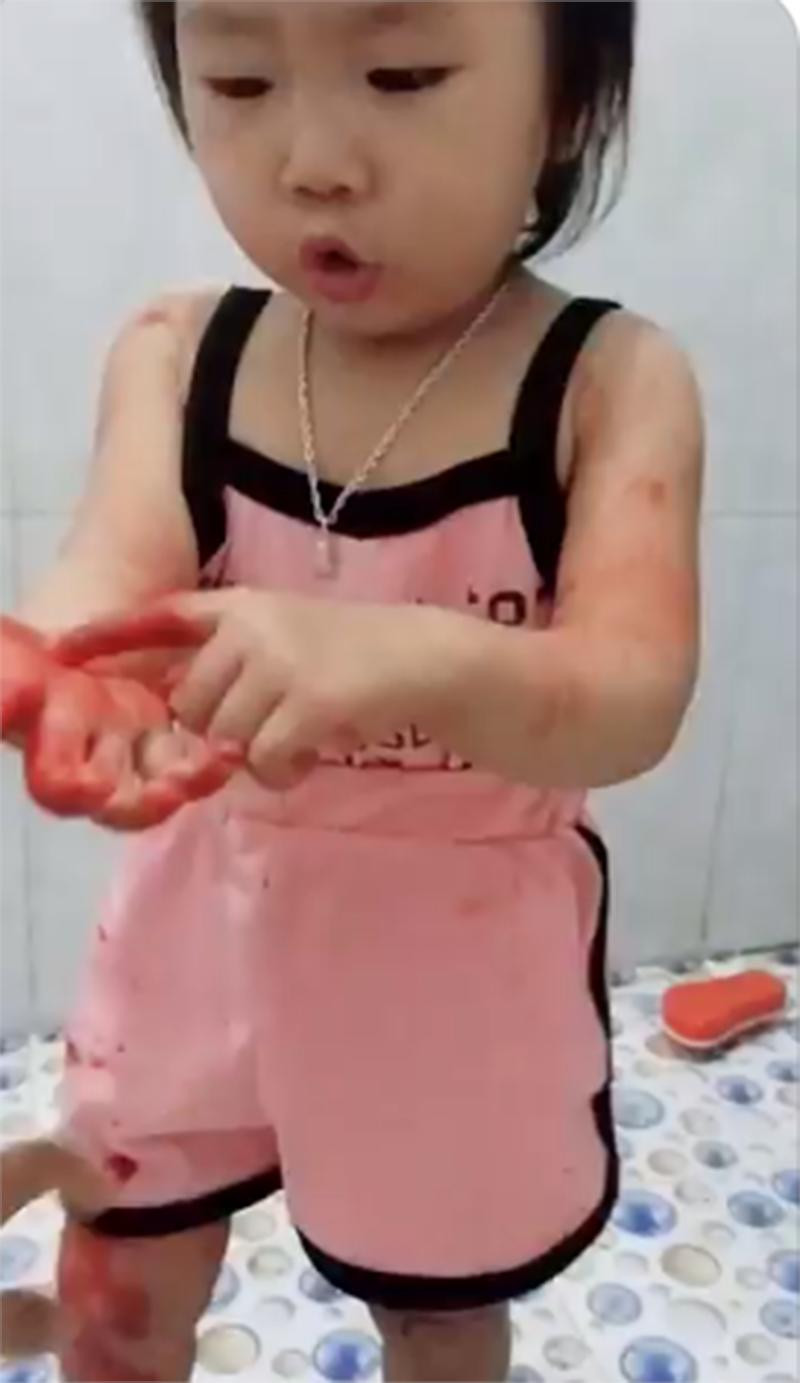 Chuyện chẳng là sau khi đi làm về, một bà mẹ từng tá hỏa khi phát hiện nhiều vết đỏ trên giường giống như máu. Sau khi tìm hiểu, hóa ra là những vết son và thủ phạm không ai khác chính là "nhóc tỳ" ngây thơ do chính mình "sản xuất".