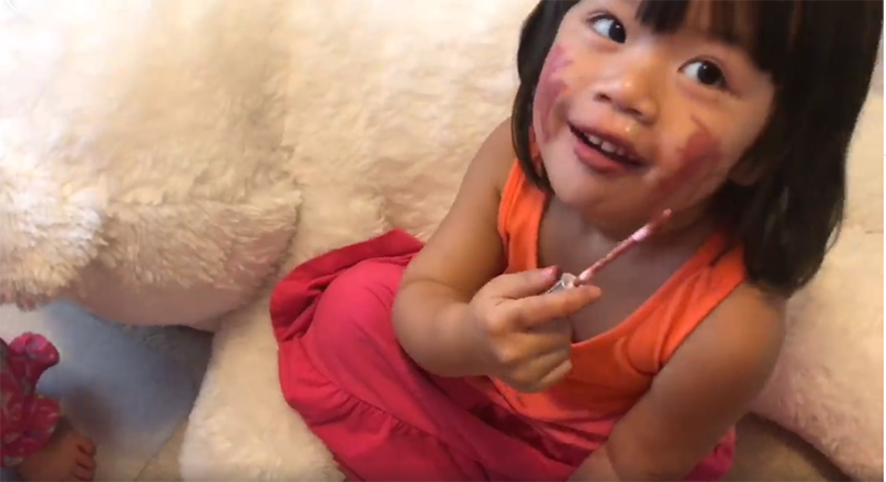 Son phải đánh vào môi nhưng nhóc tỳ này lại muốn đánh khối cho gương mặt đẹp hơn.