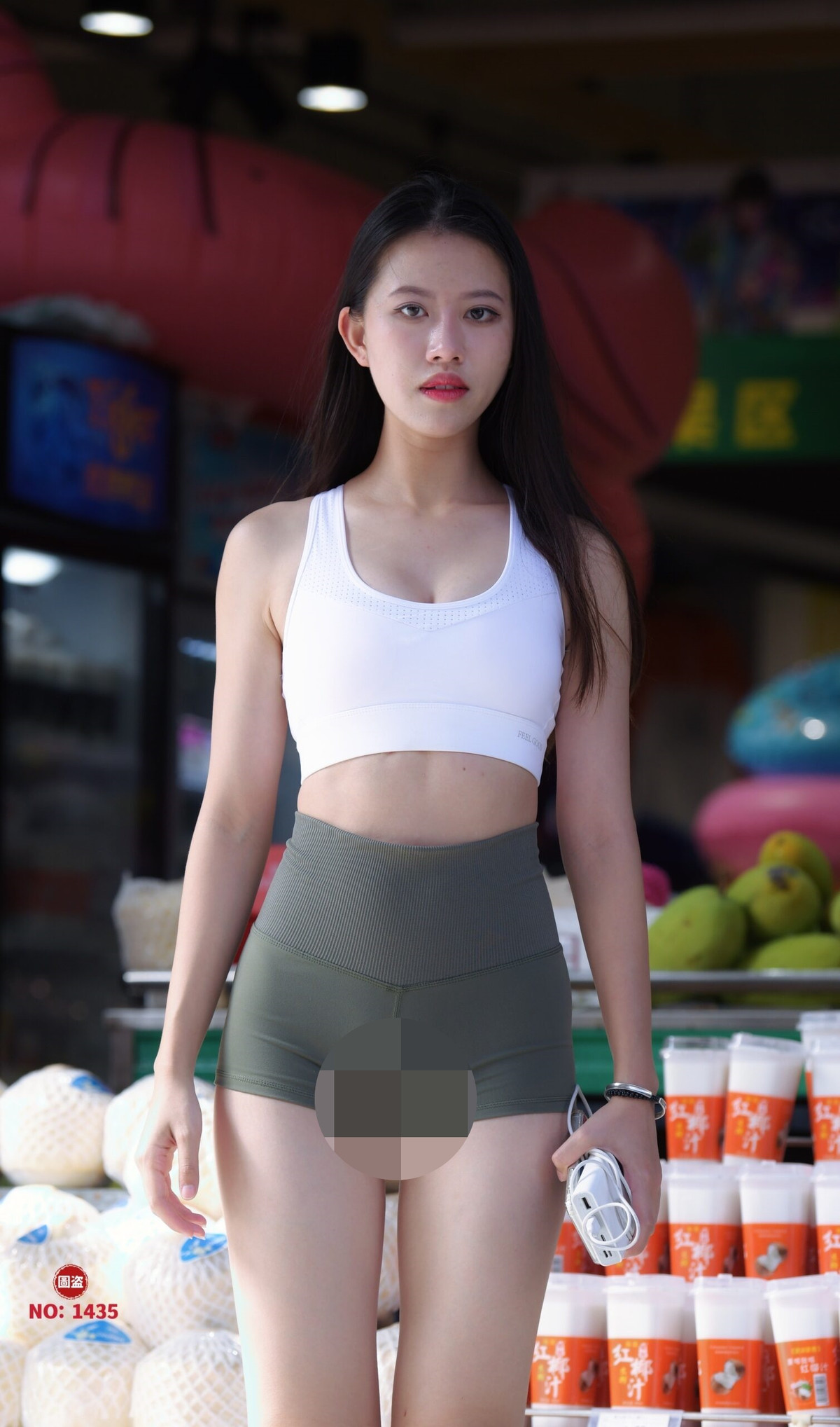 Mới đây nhất, CĐM xôn xao với hình ảnh cô gái diện bộ đồ tập gym dừng lại bên 1 quán bán nước trong khu chợ để mua dừa. Câu chuyện sẽ chẳng có gì đáng nói nếu như nữ chính không để lộ vùng nhạy cảm mà thủ phạm không ai khác chính là chiếc quần tập bó sát.