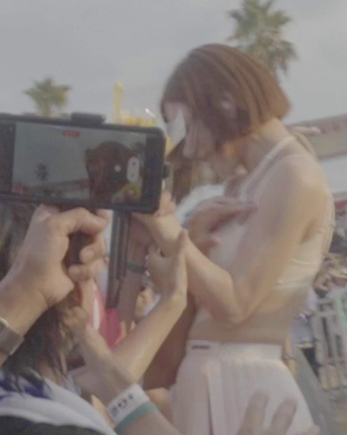 Cụ thể khi đang giao lưu với khán giả, nữ DJ bất ngờ bị đụng chạm cơ thể một cách thô bạo.