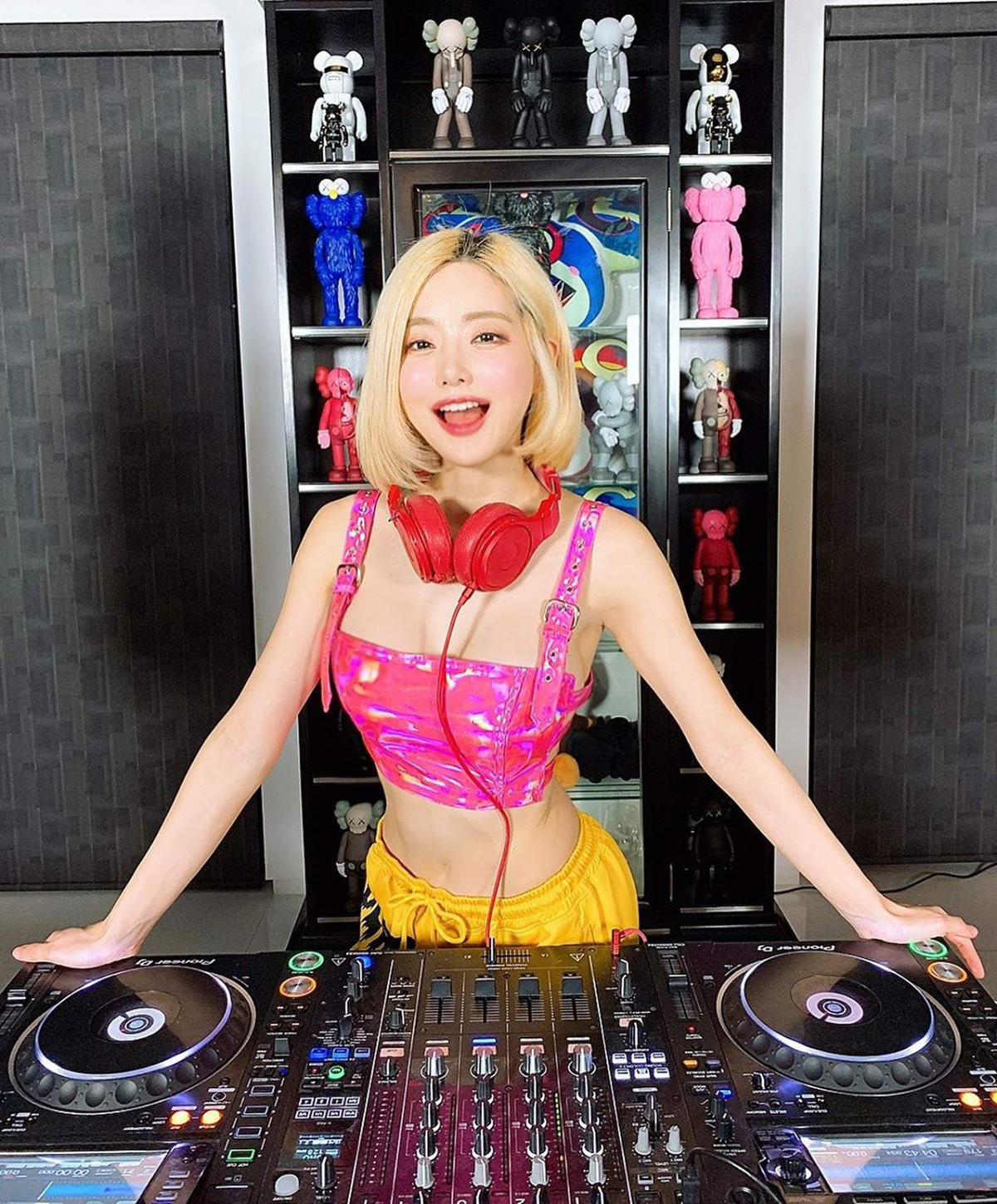 DJ Soda tên thật là Hwang So Hee, sinh năm 1988. Cô được coi là một trong những nữ DJ quyến rũ và nổi tiếng nhất châu Á.
