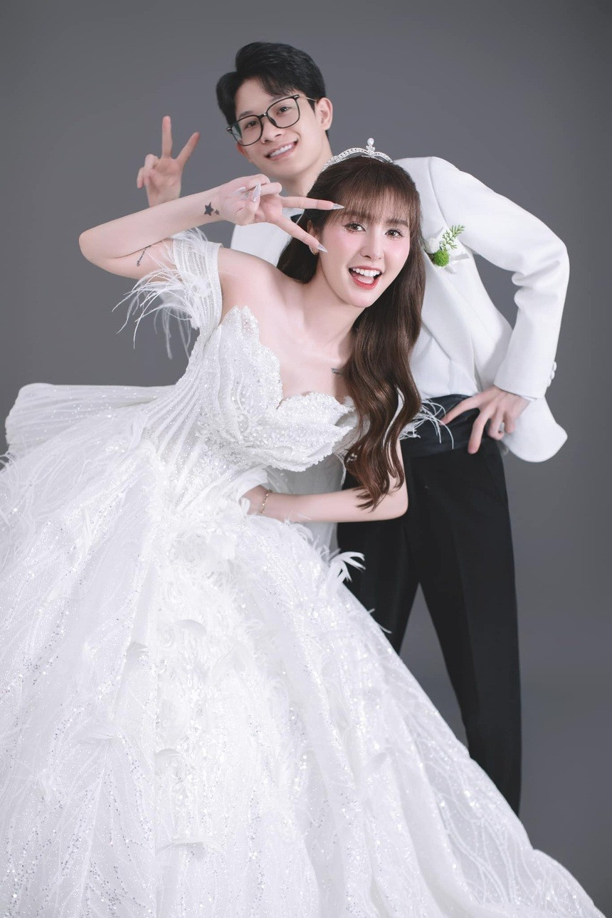 Tháng 7/2023, Ngân Sát Thủ công khai yêu tuyển thủ PUBG Mobile Phan Văn Đông (sinh năm 2003). Dù chênh lệch 9 tuổi, cặp đôi được khen xứng đôi vừa lứa. Hai tháng sau, hai người tổ chức đám cưới. Sau khi kết hôn, nữ streamer và ông xã thỉnh thoảng lại chia sẻ cuộc sống hôn nhân ngọt ngào, khiến nhiều người ghen tỵ.