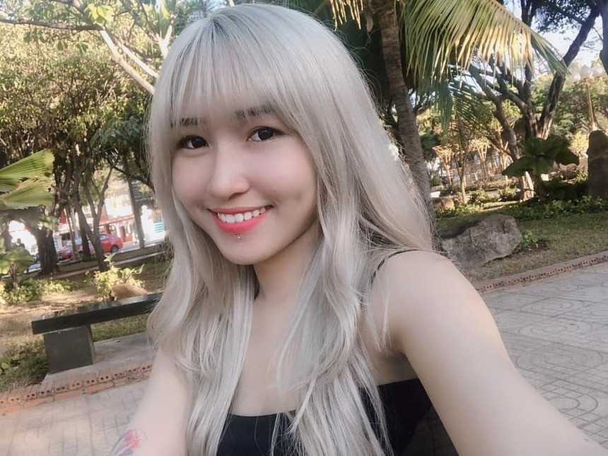 Uyên Pu (Nguyễn Thị Phương Uyên, sinh năm 1996) nổi lên trong cộng đồng eSports nhờ khả năng chơi game tốt, tính cách thân thiện và gương mặt xinh xắn, thân hình nóng bỏng.