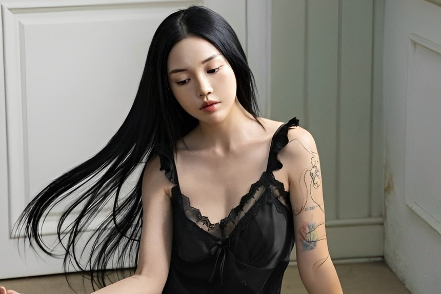Linh Ngọc Đàm (Đàm Ngọc Linh, sinh năm 1996) là streamer nổi tiếng với 4,6 triệu follow trên Instagram.