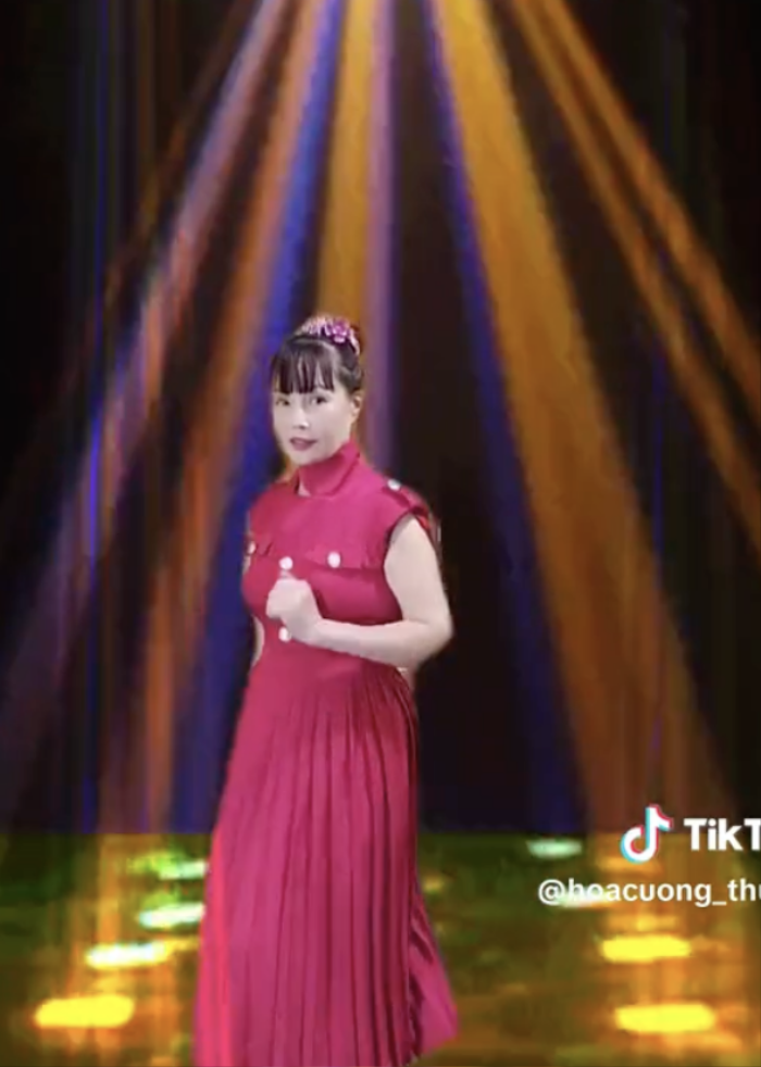 Tuy nhiên, đoạn video dạy nhảy này của cô dâu Thu Sao cũng vấp phải nhiều ý kiến trái chiều. Bên cạnh đó, một số người cho rằng cô đã thật sự " hồi xuân", vui vẻ, yêu đời hơn khi gặp đúng người yêu thương mình.