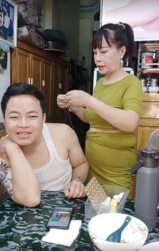 Bên cạnh đó, cặp vợ chồng chêch lệch tuổi tác này còn nhận lời quảng cáo dày đặc, thường xuyên có những phát ngôn, hành động gây nhức mắt trên mạng.