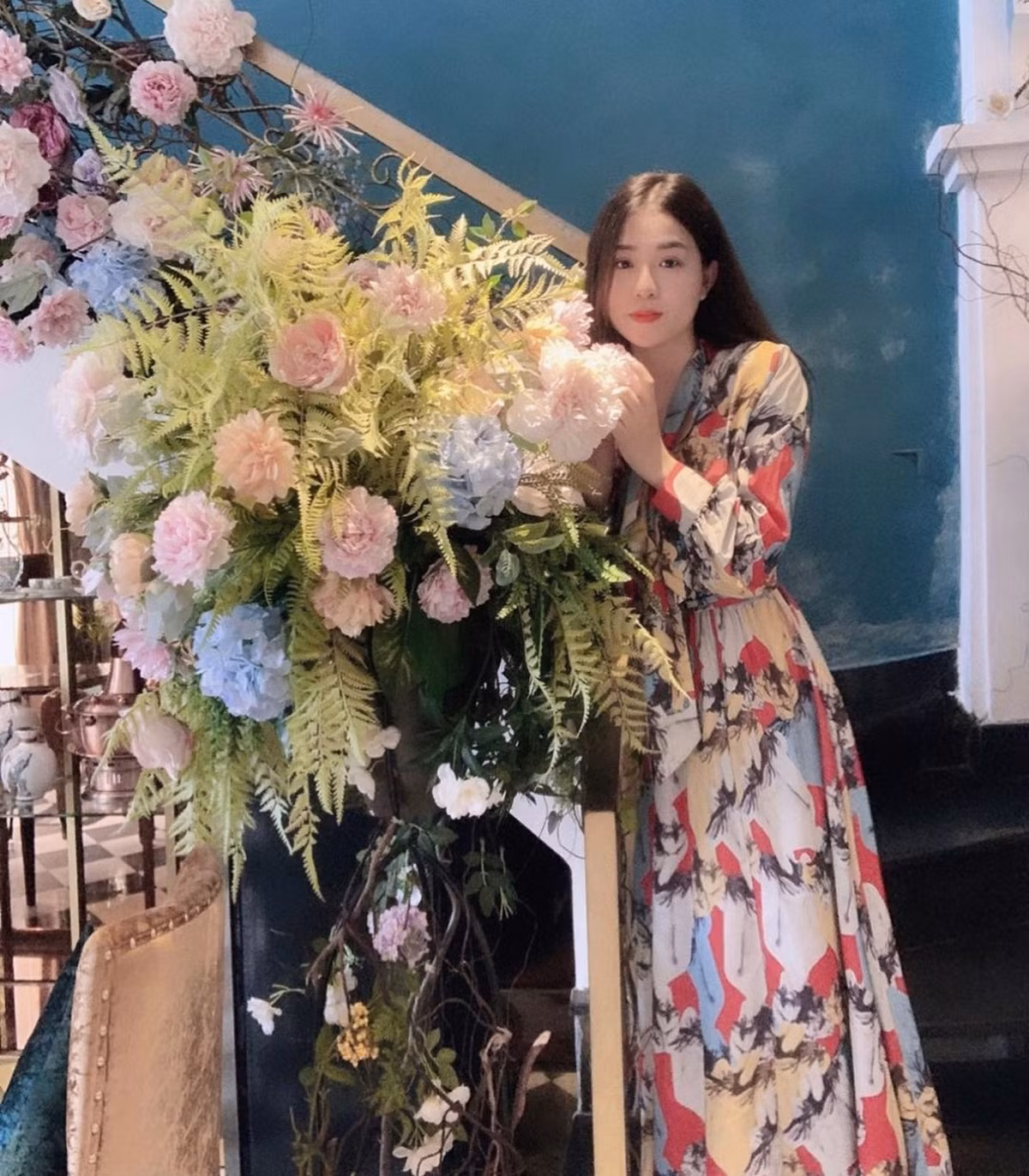 Gia đình Kiều Oanh sinh sống tại Gia Lai. Bố cô giữ chức tổng giám đốc của một công ty cao su ở tỉnh. Bản thân người đẹp kinh doanh đá phong thủy và gây dựng được thương hiệu riêng nhiều năm nay.