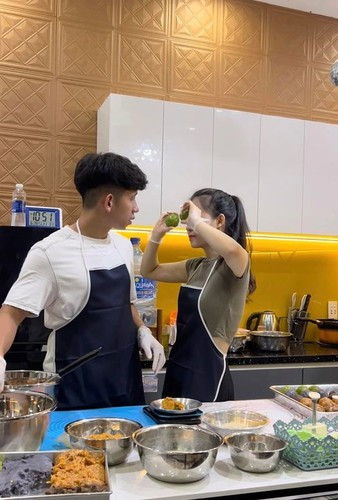 Dù có thời gian dài yêu nhau, Hồng Duy và Kiều Oanh ít khi đăng ảnh chụp chung. Vào những dịp đặc biệt, chàng cầu thủ mới chia sẻ khoảnh khắc bên nửa kia nhưng giấu mặt khiến nhiều người tò mò.