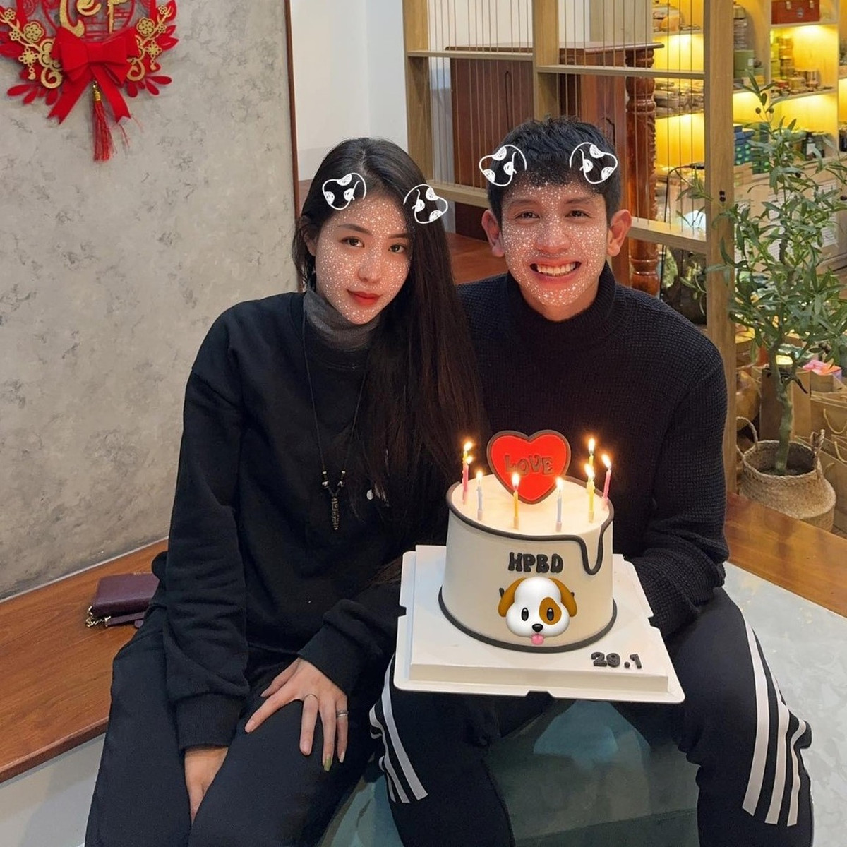 Ở đời thường, Kiều Oanh có phong cách khá giản dị. Cô thích ăn chay và thường xuyên làm từ thiện.